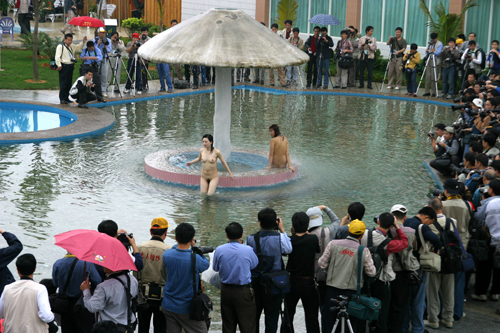 名模全身赤裸当街洗澡